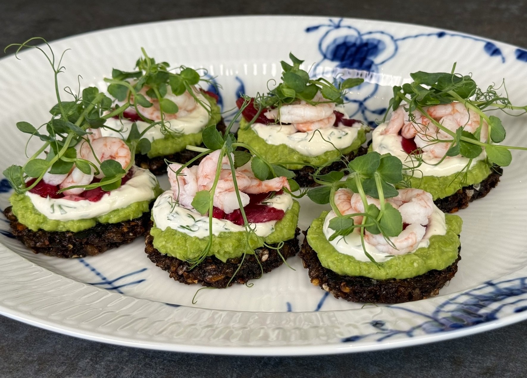Rugbrødshapsere med rygeostcreme og ærtepuré