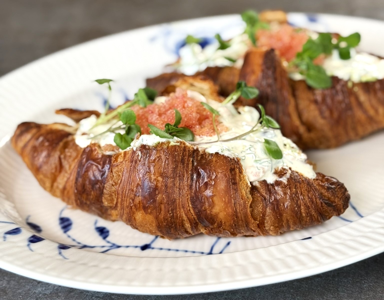 Croissant med avocado og rejesalat