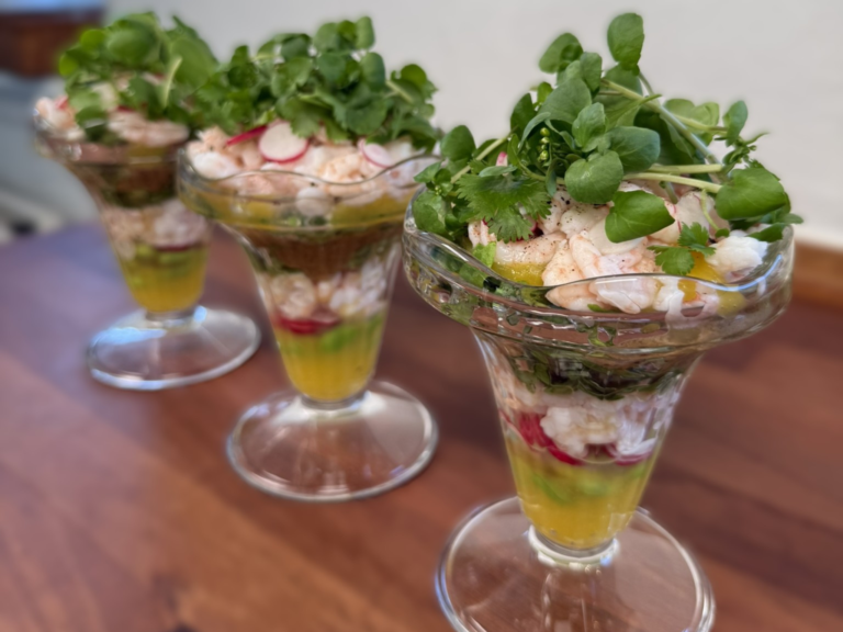 Rejecocktail med gomadressing og mangepuré