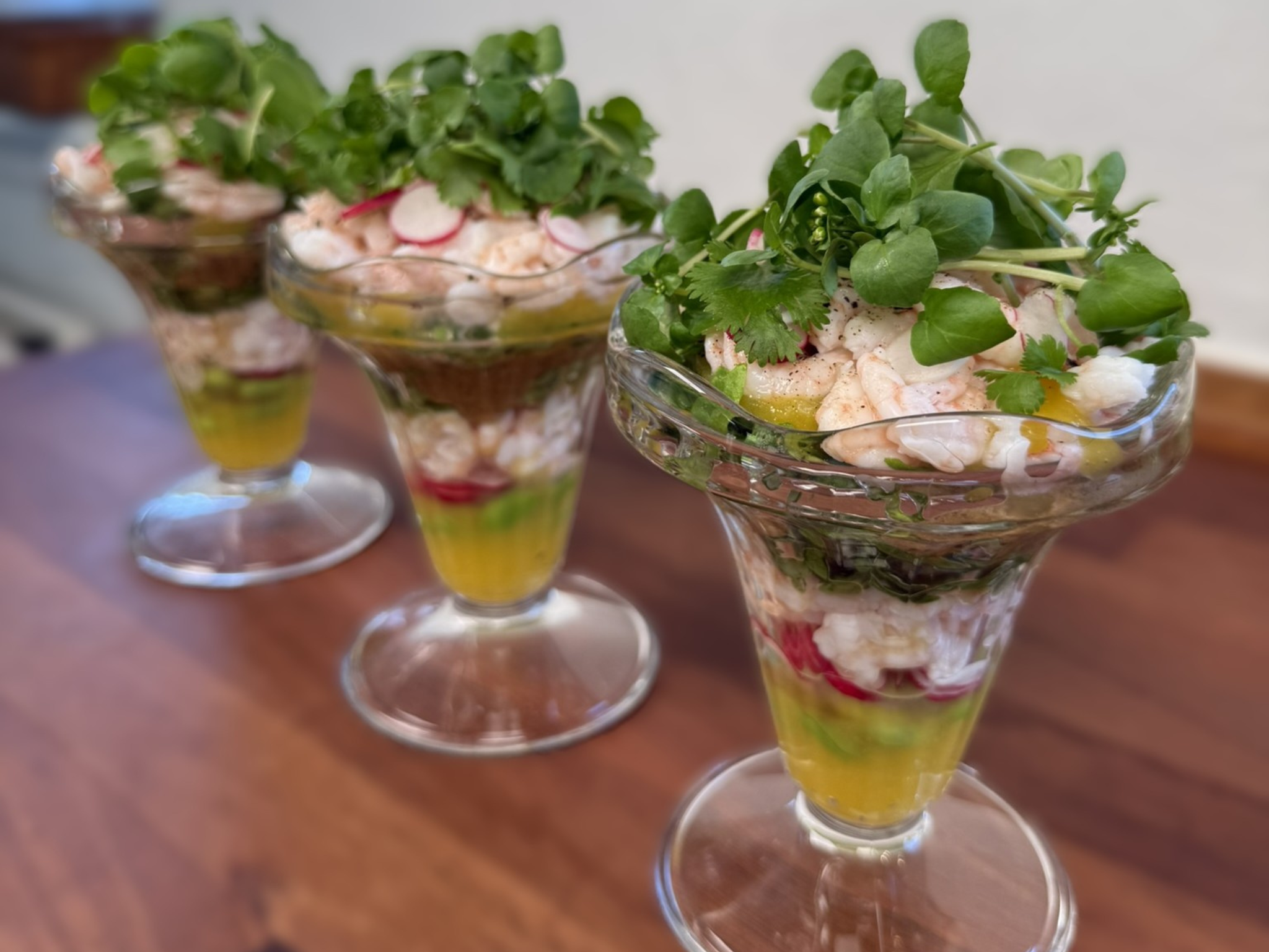 Rejecocktail med gomadressing og mangepuré