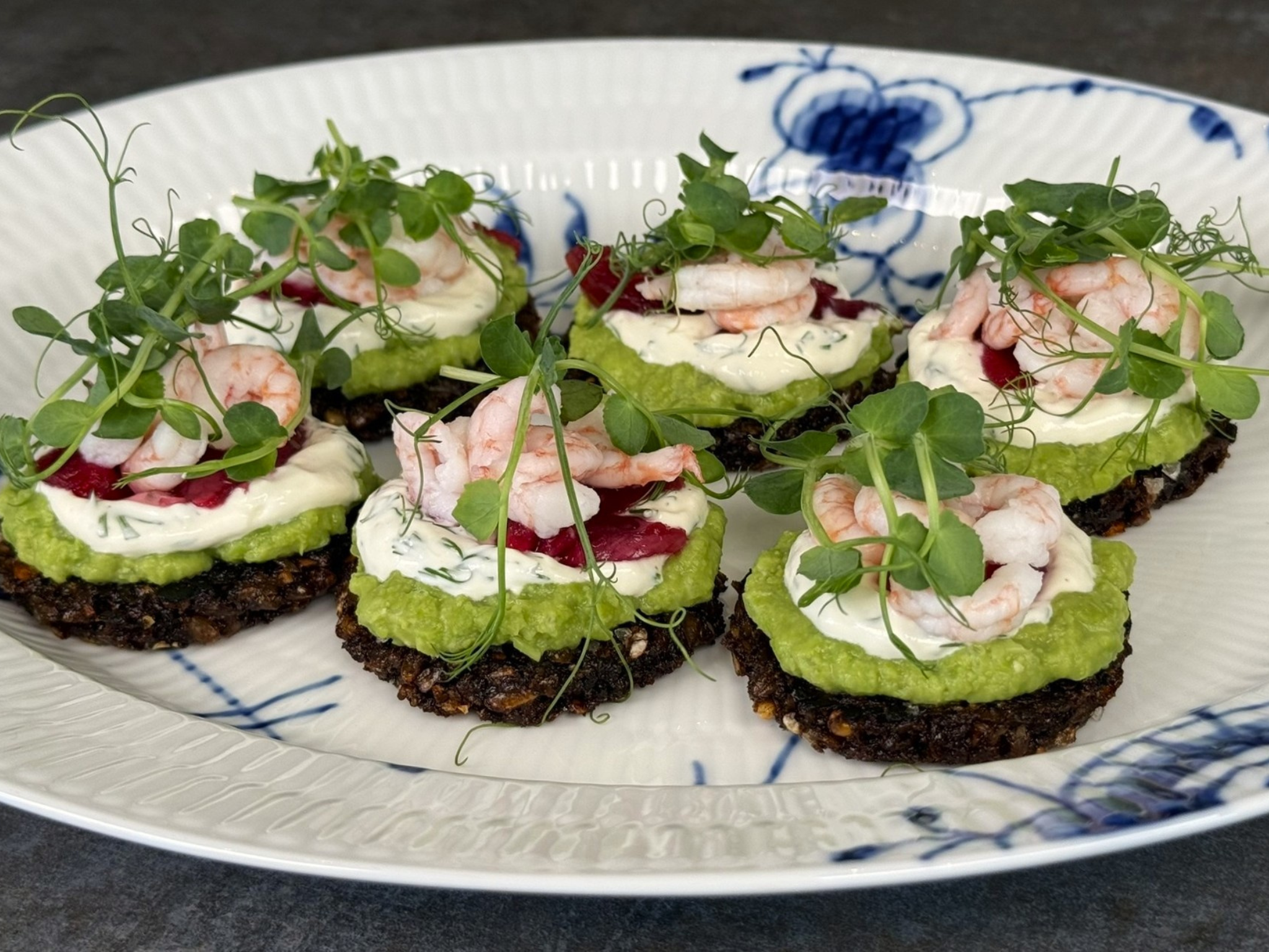 Rugbrødshapsere med rygeostcreme og ærtepuré