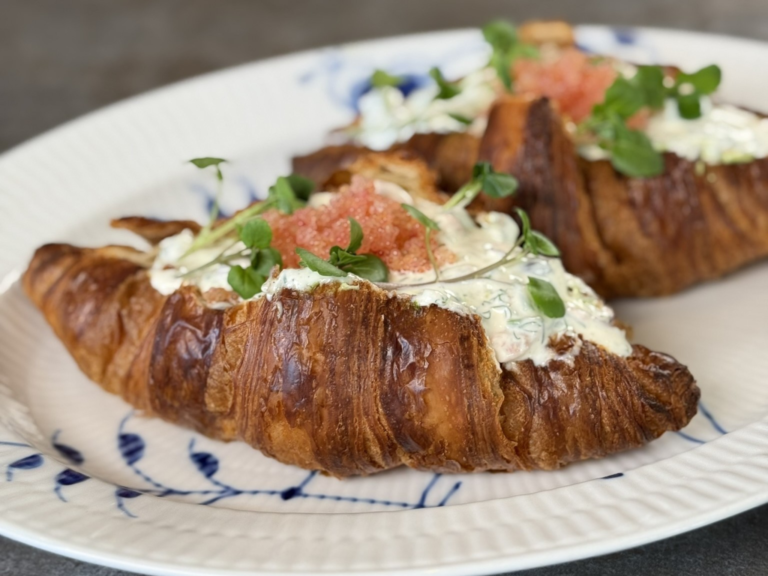 Croissant med rejer og avocadocreme