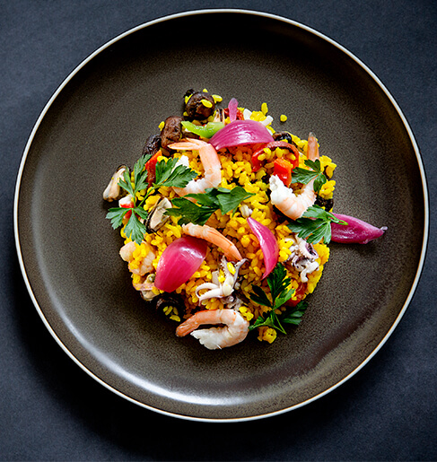 Paella med rejer og skaldyr