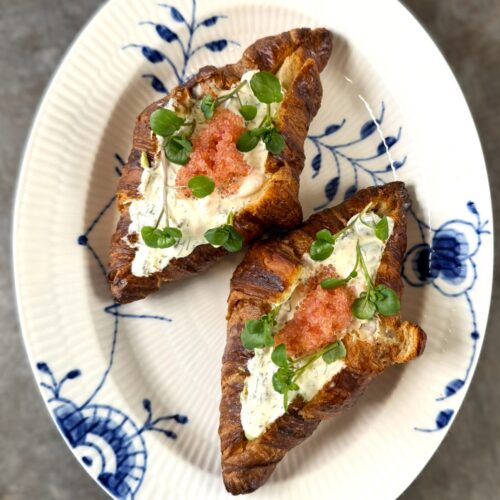 Croissant med avocado og rejer