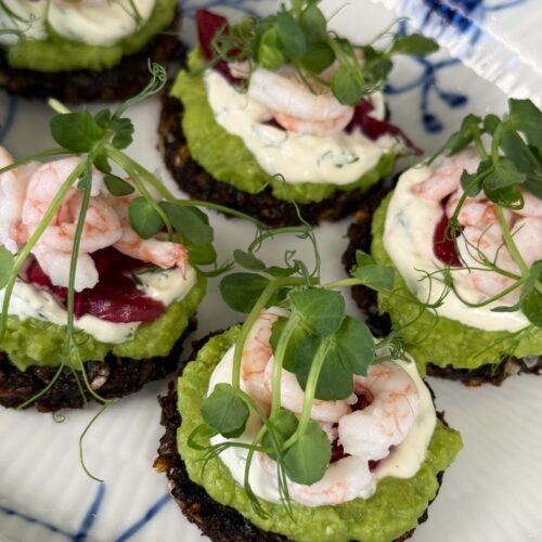 Rugbrødshapsere med rygeost og ærtepuré