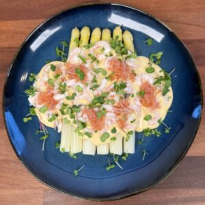 Dampede hvide asparges med sauce mousseline