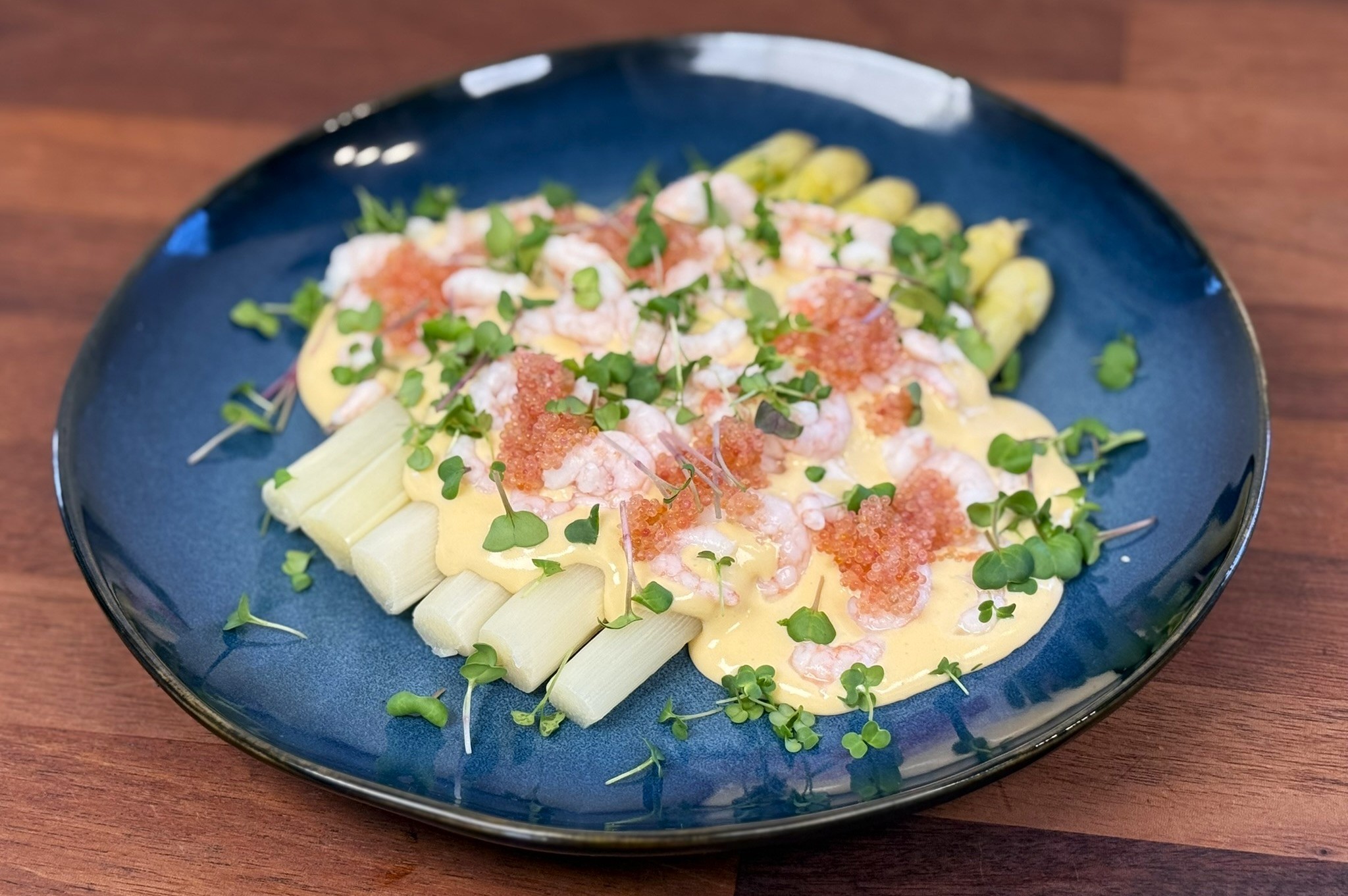 Dampede hvide asparges med sauce mousseline