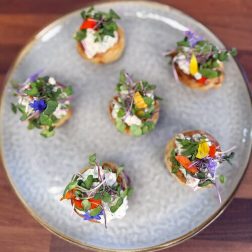 Butterdejssnegle med rejesalat og bacon