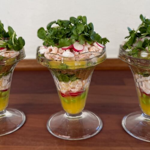 Rejecocktail med mangopuré og gomadressing