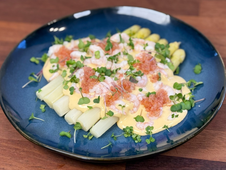 Dampede hvide asparges med sauce mousseline