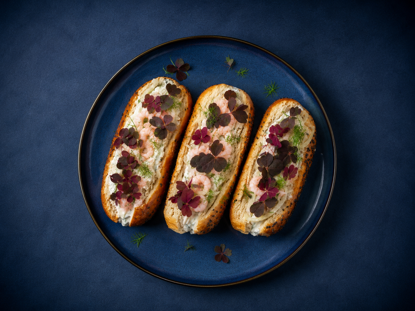 Rejehotdogs med rejer fra Launis, cremet dressing, dild og friske urter