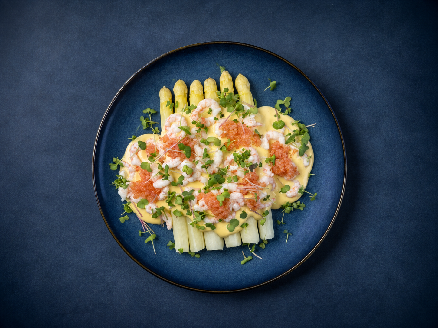 Hvide asparges med sauce mousseline, rejer, rogn og friske urter