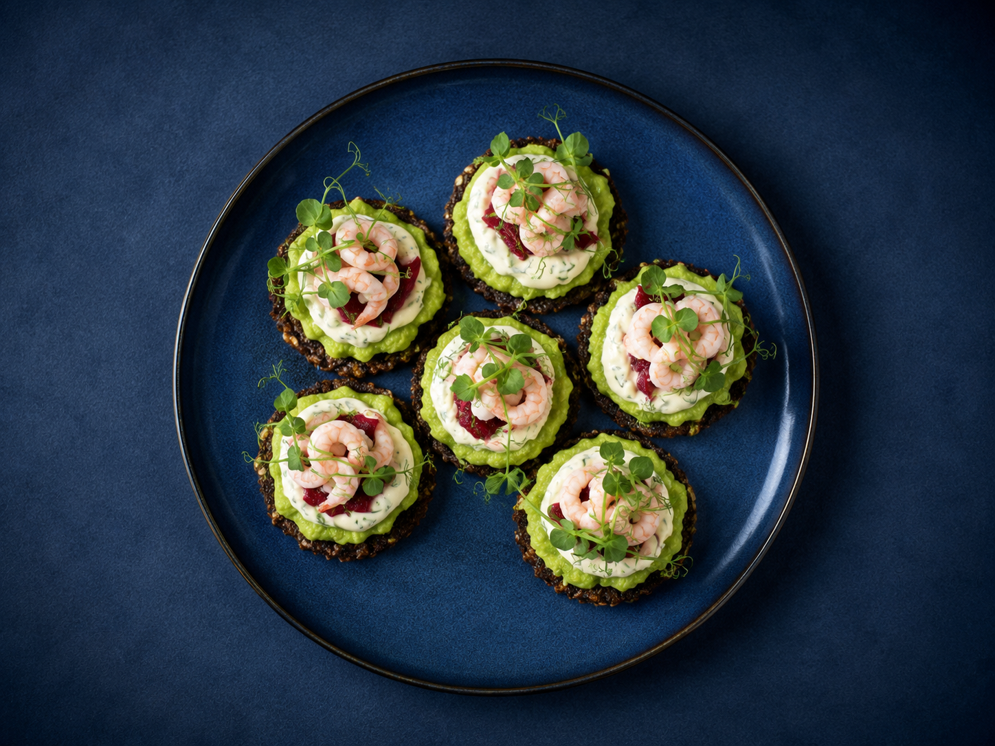 Rugbrødshapsere med Skagensrejer, avocado, urtedressing og friske urter