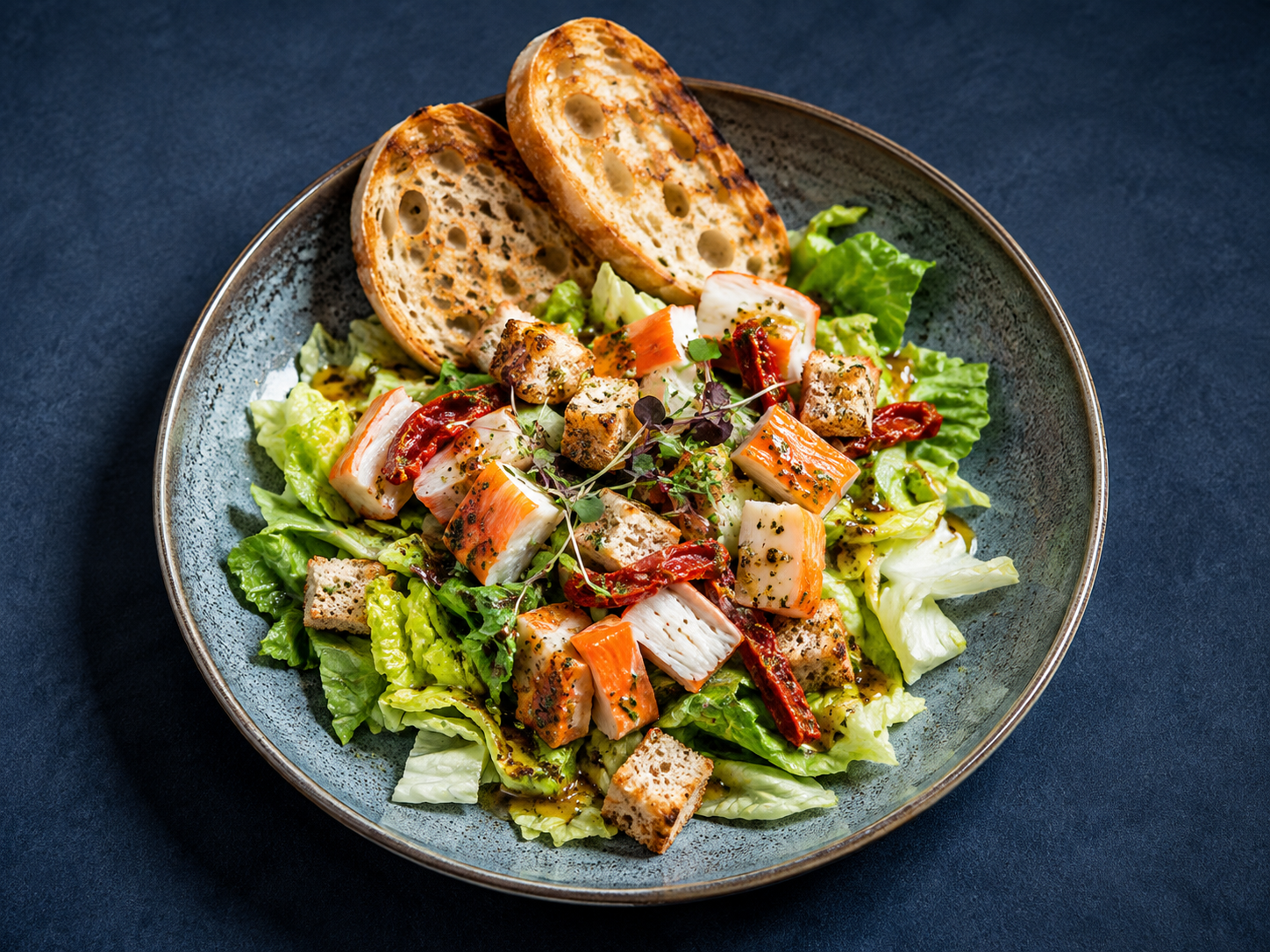 Salat med surimi, hjertesalat, brød og vinaigrette