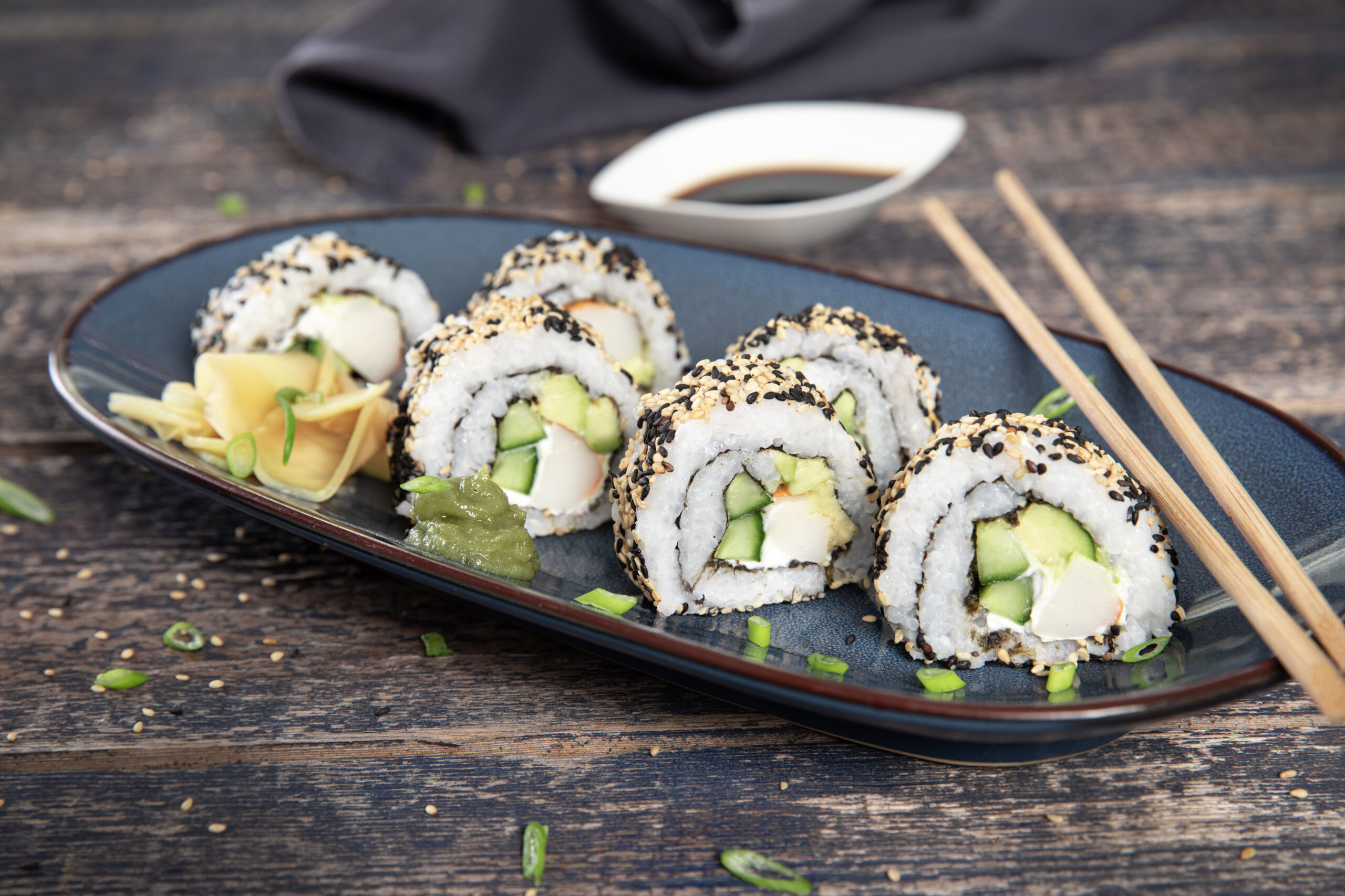 Sushiruller med surimi, avocado, agurk og sesam