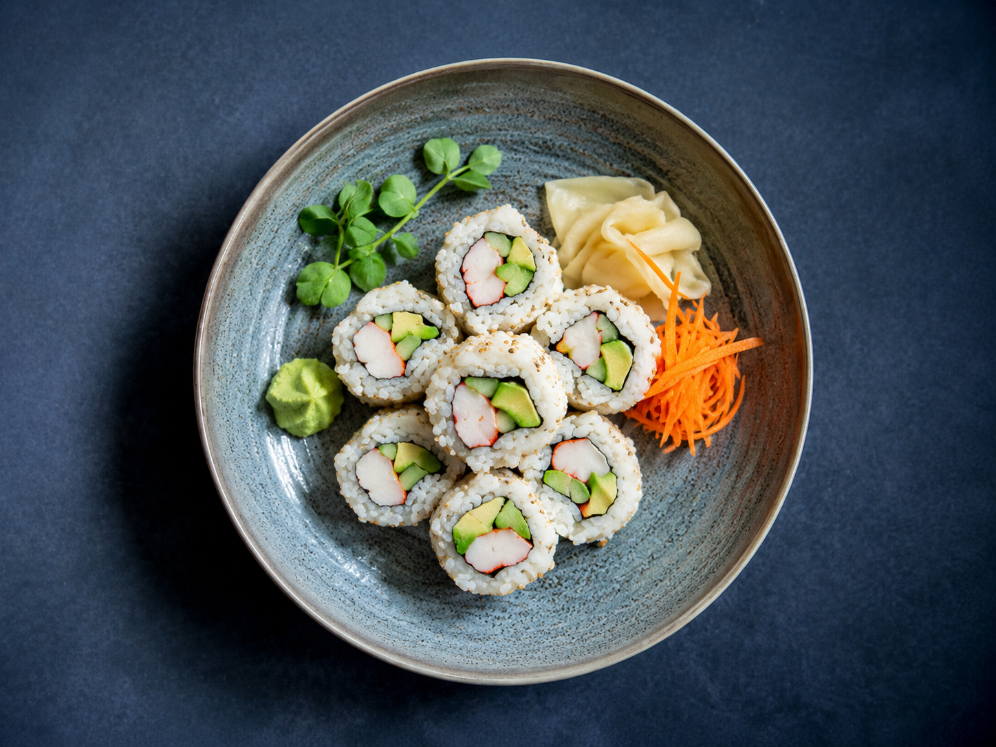 Sushi med surimi og wasabi og ingefær