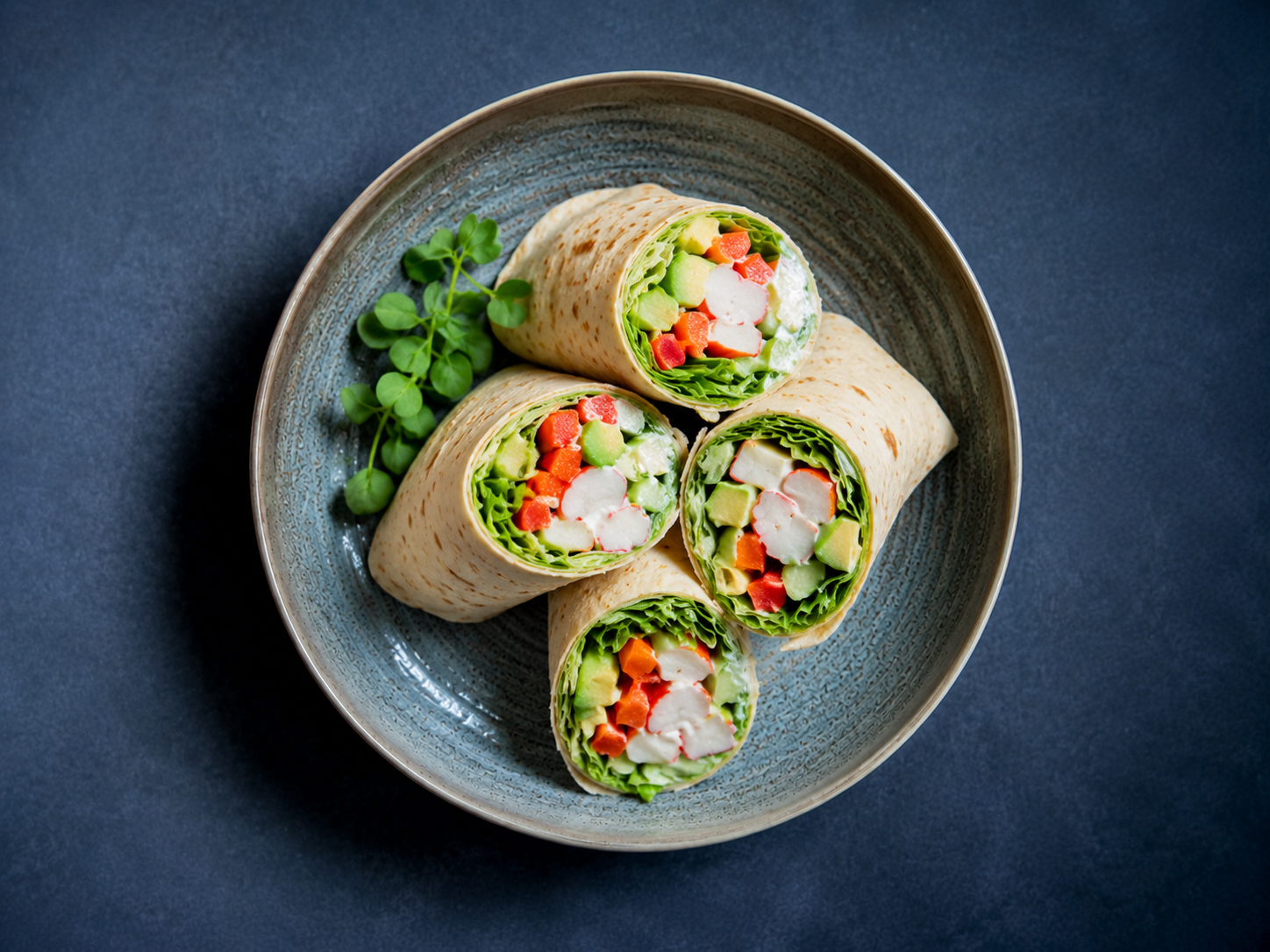Farverige tortilla-wraps med friske grøntsager og surimi